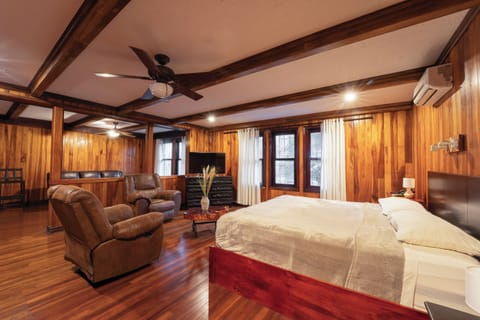 Studio Suite | Living area | Flat-screen TV