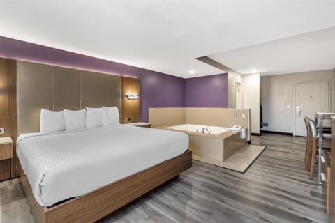 Standard Room, 1 King Bed, Non Smoking, Jetted Tub | Premium bedding, in-room safe, desk, blackout drapes
