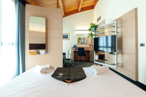 Suite, Jetted Tub | Minibar, in-room safe, desk, blackout drapes