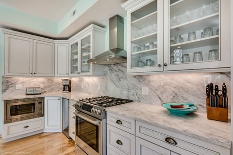 It's easy to cook for a large group here - lots of pots/pans/wine glasses/dishes