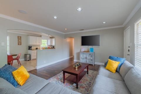 Beautiful & spacious living room with Cable TV