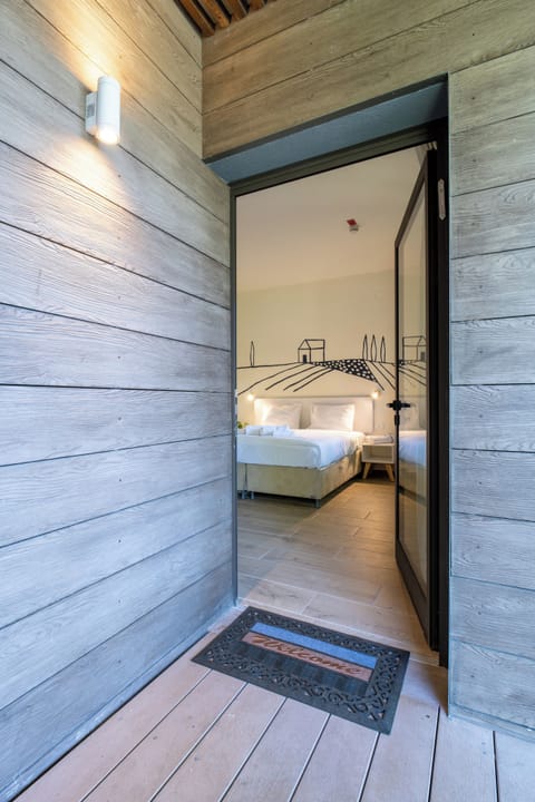 Accessible Superior Room, 1 Bedroom, Roll-in Shower | Free WiFi, bed sheets