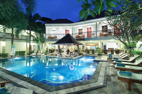 Swim-up bar