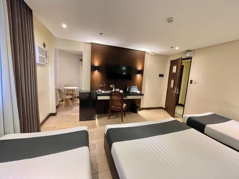 Family Room | Desk, iron/ironing board, free WiFi, bed sheets