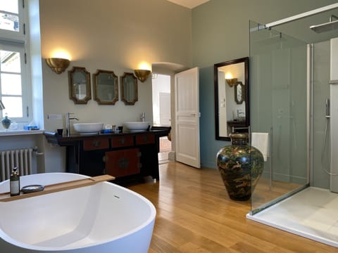 Superior Double Room, Ensuite, Garden View (Chambre de l'Amiral) | Bathroom | Separate tub and shower, deep soaking tub, designer toiletries