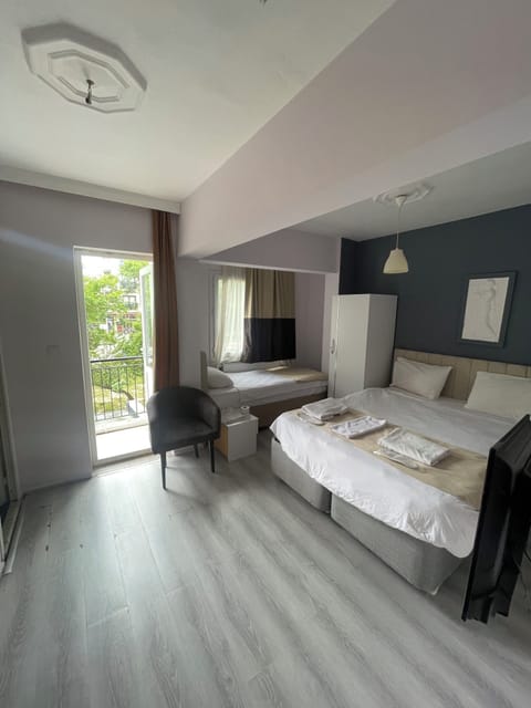 Triple Room | Desk, free WiFi, bed sheets