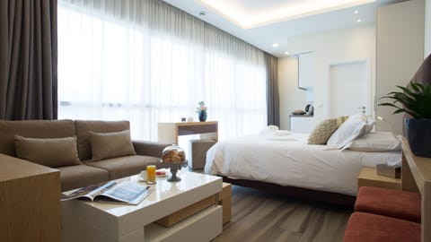 Studio, 1 Double or 2 Twin Beds | Living room | 40-inch LED TV with cable channels, TV