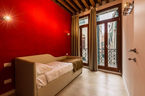 Premium bedding, soundproofing, iron/ironing board, free WiFi