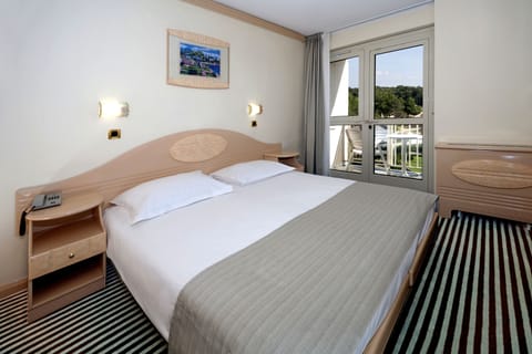 Classic room with balcony, sea side | Blackout drapes, free WiFi, bed sheets