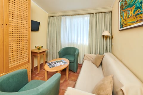 Classic apartment with terrace for 4 + 1 person | Living room | TV