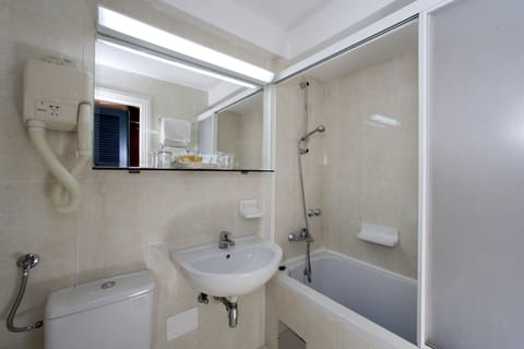 Studio for 2+1 persons, park side | Bathroom | Bathtub, free toiletries, hair dryer, towels