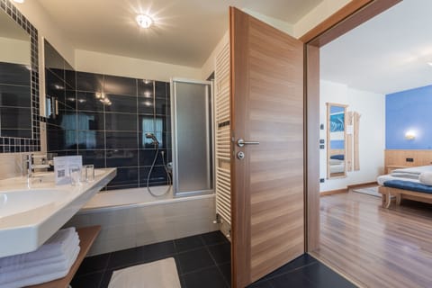 Comfort Double or Twin Room, 1 Bedroom, Non Smoking, Mountain View | Bathroom | Free toiletries, hair dryer, bidet, towels