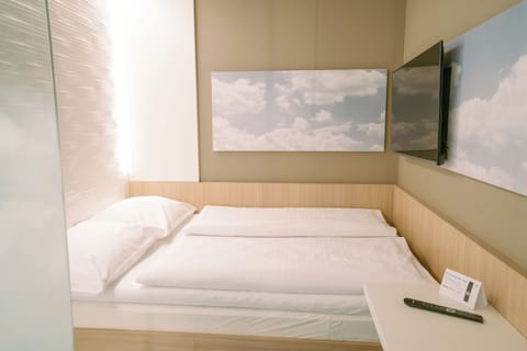 Desk, soundproofing, free WiFi, bed sheets