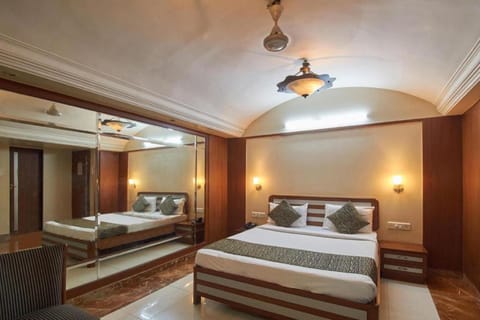 Club Room | Desk, blackout drapes, iron/ironing board, free WiFi