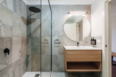 Deluxe Room, 1 King Bed | Bathroom | Free toiletries, hair dryer, towels