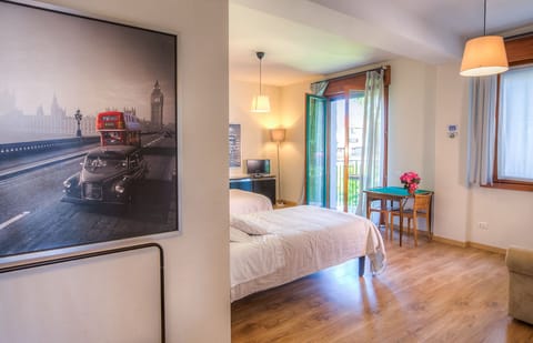 Studio | Desk, iron/ironing board, rollaway beds, free WiFi