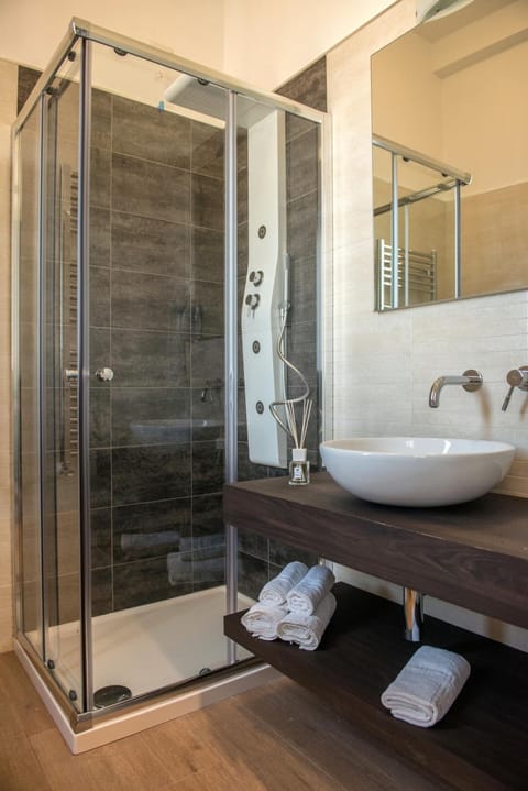 Shower, hydromassage showerhead, free toiletries, slippers