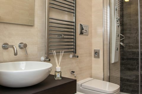 Shower, hydromassage showerhead, free toiletries, slippers