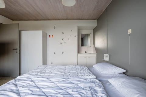 Comfort Villa, 5 Bedrooms | 5 bedrooms, down comforters, blackout drapes, iron/ironing board