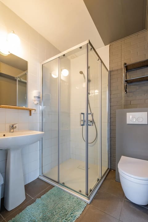 Comfort Villa, 5 Bedrooms | Bathroom | Hair dryer