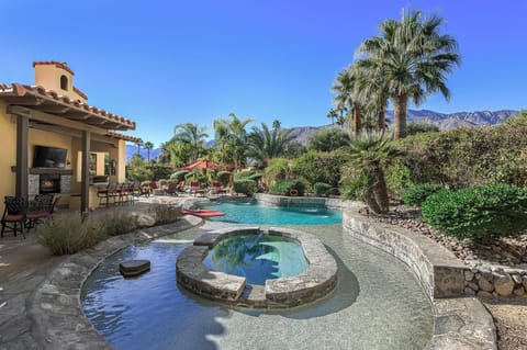 Inset Spa, Tanning Shelf of Lagoon-Shaped Saltwater Pool