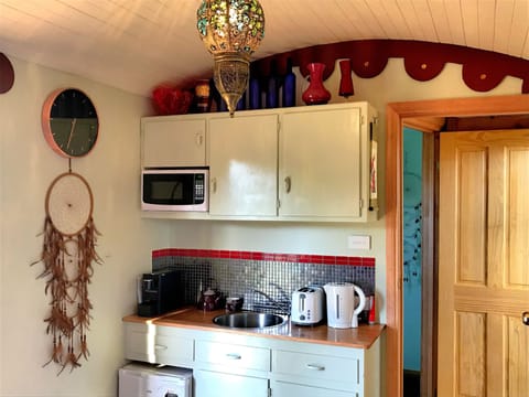 Romantic Single Room, 1 Queen Bed, Ensuite, River View | Private kitchenette | Coffee/tea maker, electric kettle