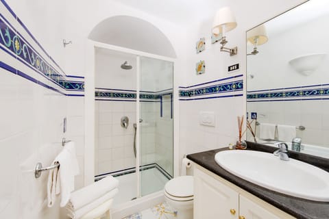Standard Double Room | Bathroom | Free toiletries, hair dryer, bidet, towels