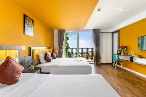 Family Quadruple Room | Minibar, desk, WiFi (free), bed sheets