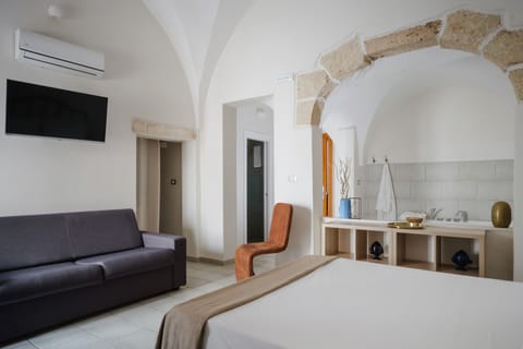 Junior Studio Suite | Down comforters, pillowtop beds, free minibar items, in-room safe