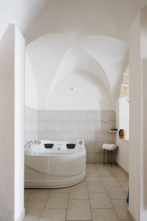 Junior Studio Suite | Down comforters, pillowtop beds, free minibar items, in-room safe