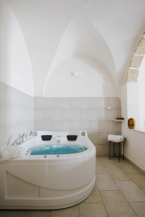 Junior Studio Suite | Down comforters, pillowtop beds, free minibar items, in-room safe