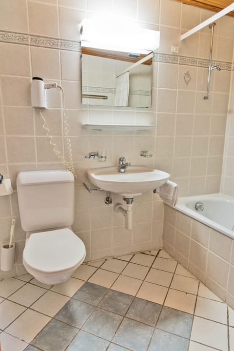 Double Room, 1 Queen Bed (Private bathroom) | Desk, free WiFi, bed sheets