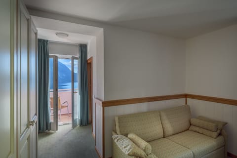 Comfort Quadruple Room | In-room safe, desk, blackout drapes, free WiFi