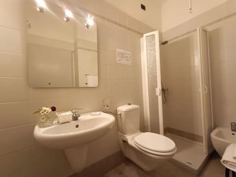 Executive Room, 1 Bedroom | Bathroom | Shower, free toiletries, hair dryer, bidet