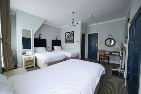 Standard Triple Room | Desk, iron/ironing board, free WiFi, bed sheets