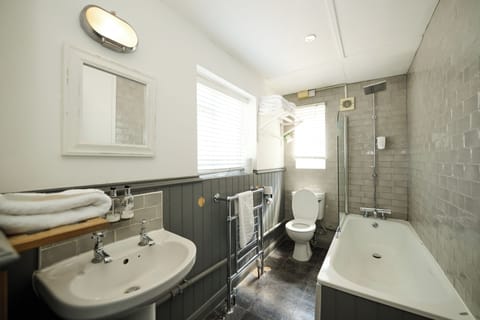 Twin Room | Bathroom | Shower, free toiletries, hair dryer, towels