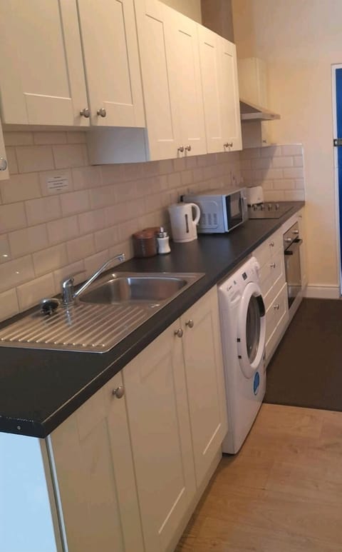 Apartment, 2 Bedrooms | Private kitchen | Fridge, microwave, oven, stovetop