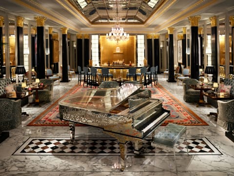 2 bars/lounges