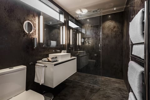 Deluxe Villa, 1 Bedroom, Ensuite | Bathroom | Shower, rainfall showerhead, free toiletries, hair dryer