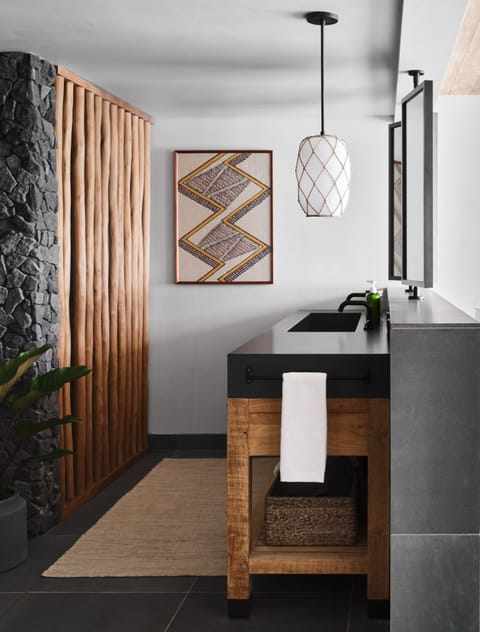 Ocean View 1 Bedroom Suite | Bathroom | Eco-friendly toiletries, hair dryer, bathrobes, slippers