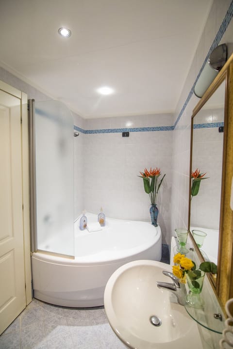 Comfort Double Room, Bathtub, Canal View | Bathroom | Free toiletries, hair dryer, bidet, towels