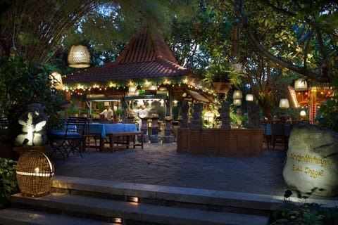 4 restaurants; breakfast, lunch, and dinner served