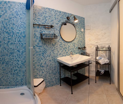 Deluxe Double or Twin Room, Ground Floor | Bathroom | Shower, free toiletries, towels