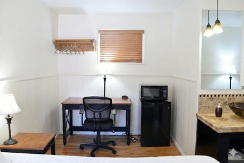 Single Room, 1 Queen Bed, Courtyard Area | Free WiFi, bed sheets