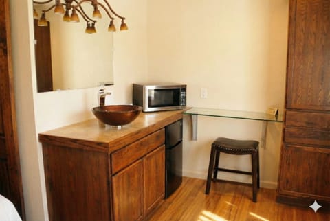 Single Room, 1 Queen Bed, Courtyard Area | Free WiFi, bed sheets