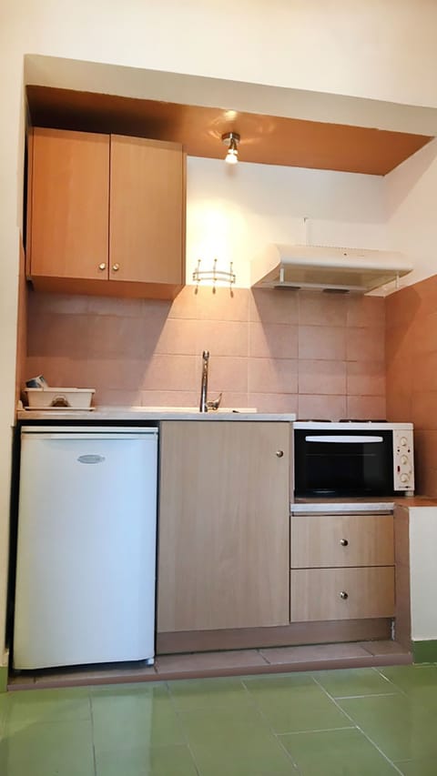Superior Studio, 2 Twin Beds, Kitchenette | Private kitchenette | Fridge, coffee/tea maker, electric kettle