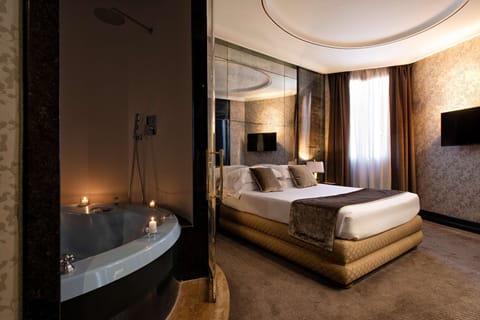 Junior Suite | Minibar, in-room safe, blackout drapes, soundproofing