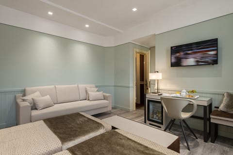 Superior Double or Twin Room | Minibar, in-room safe, blackout drapes, soundproofing