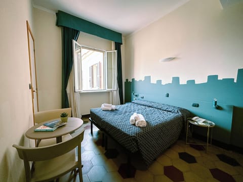 Double Room | In-room safe, desk, laptop workspace, blackout drapes