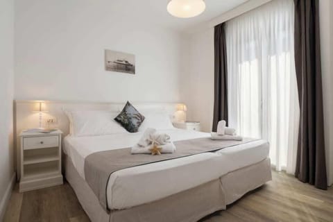 Cribs/infant beds